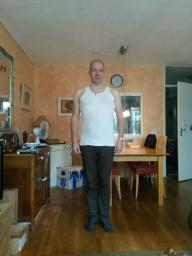 Frans 03 Held op sokken staat in z'n hemd